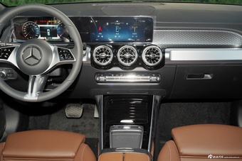 2025款奔驰GLB 220 时尚型