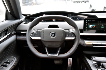 2025款长安UNI-V 1.5T 500Bar尊贵运动型