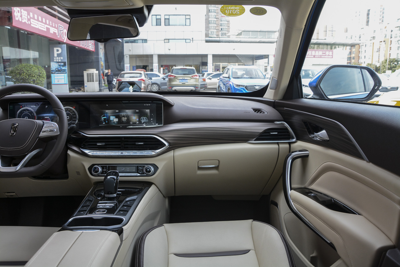 2019款奔腾T77 1.2T自动尊贵型230 TID 