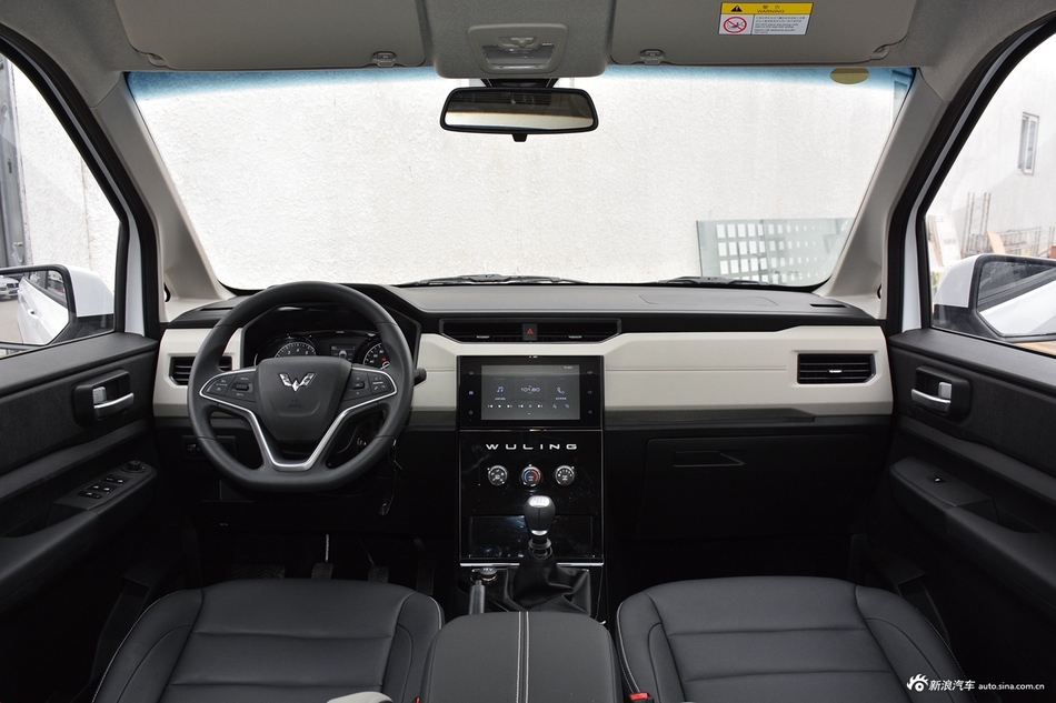  2019款五菱宏光PLUS 1.5T手动豪华型7座