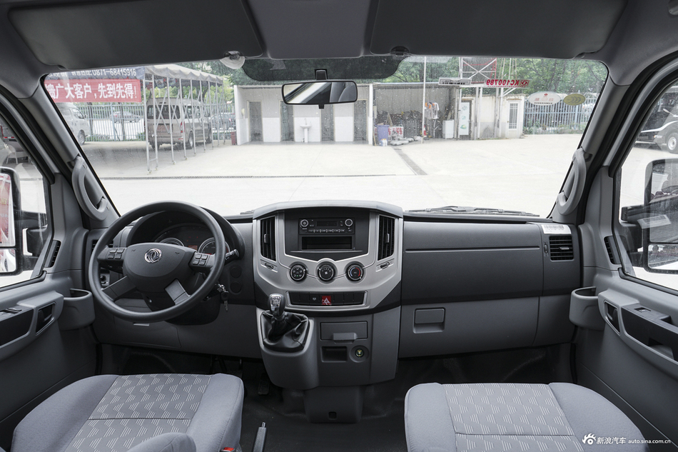2018款御风2.5T手动物流车A100长轴高顶5-9座国V