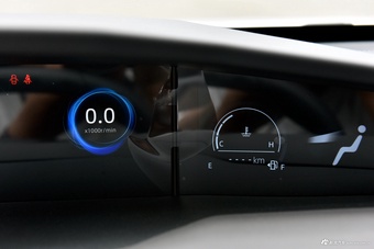 2025款长安UNI-V 1.5T 500Bar尊贵运动型