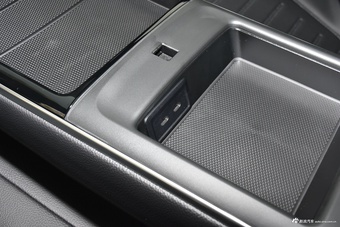 2025款奔驰C级 改款 C 260 L 运动版