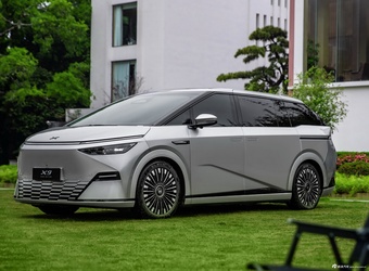 2025款小鹏X9 基本型 官图