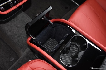 2024款添越 4.0T V8 长轴距版