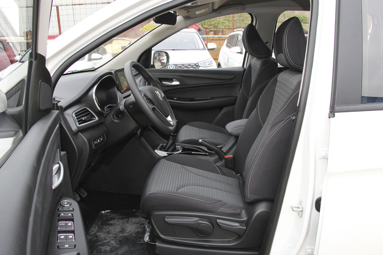 2019款宝骏730 1.5T手动时尚型7座