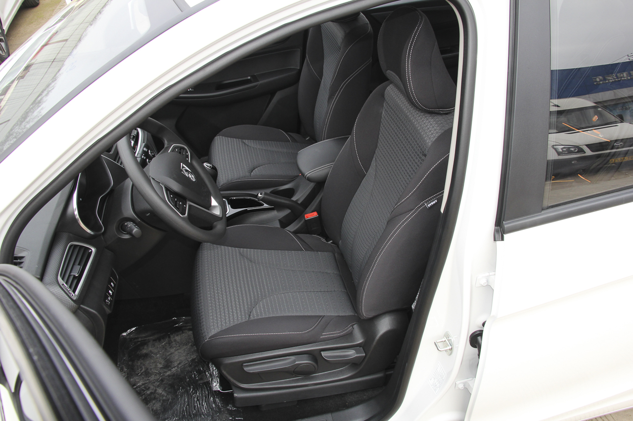 2019款宝骏730 1.5T手动时尚型7座