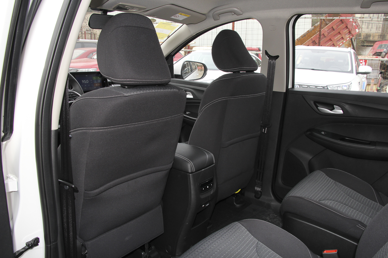 2019款宝骏730 1.5T手动时尚型7座