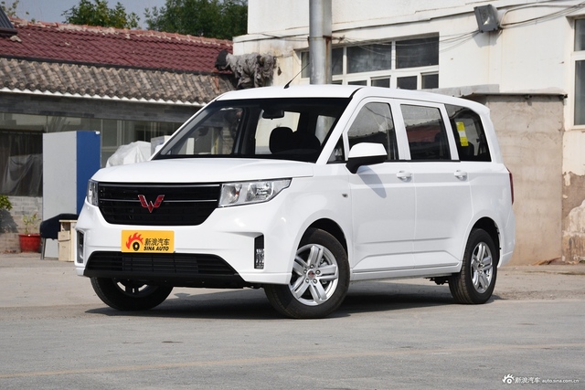 2019款五菱宏光PLUS 1.5T手动舒适型7座