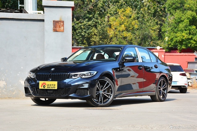 2020款宝马3系2.0T自动325i M运动曜夜版