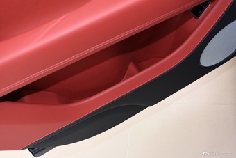 2024款添越 4.0T V8 长轴距版