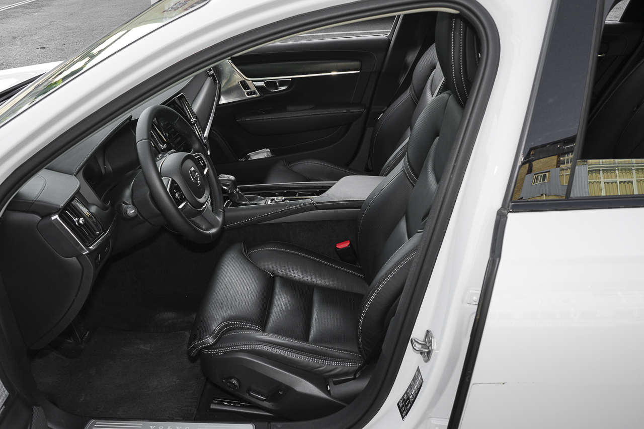 2019款沃尔沃V90 Cross Country 2.0T自动T5 AWD智尊版