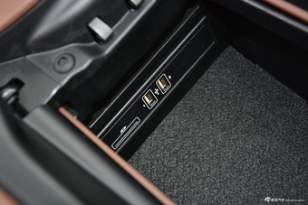 2019款奔驰E级改款2.0T自动运动时尚型300L