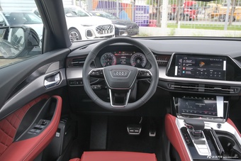 2026款奥迪Q6 45 TFSI quattro 黑武士版