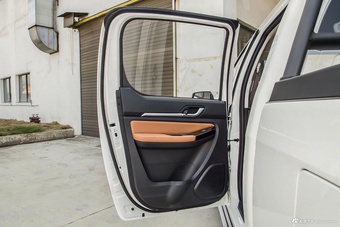 2022款福田征服者5 2.0T自动柴油两驱武林至尊长轴4F20TC