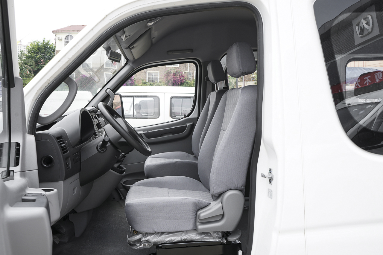 2018款御风2.5T手动物流车A100长轴高顶5-9座国V
