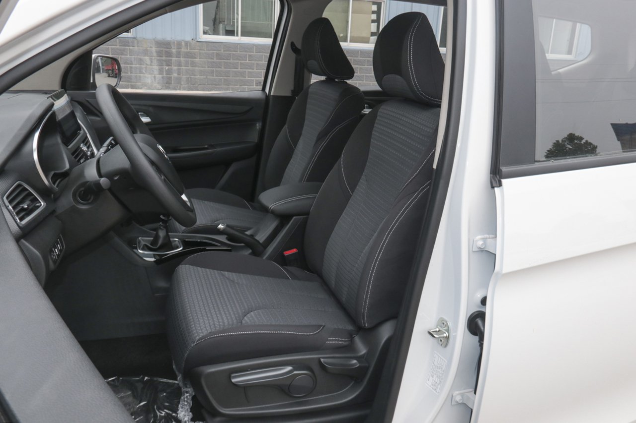 2019款宝骏730 1.5L手动时尚型7座国VI