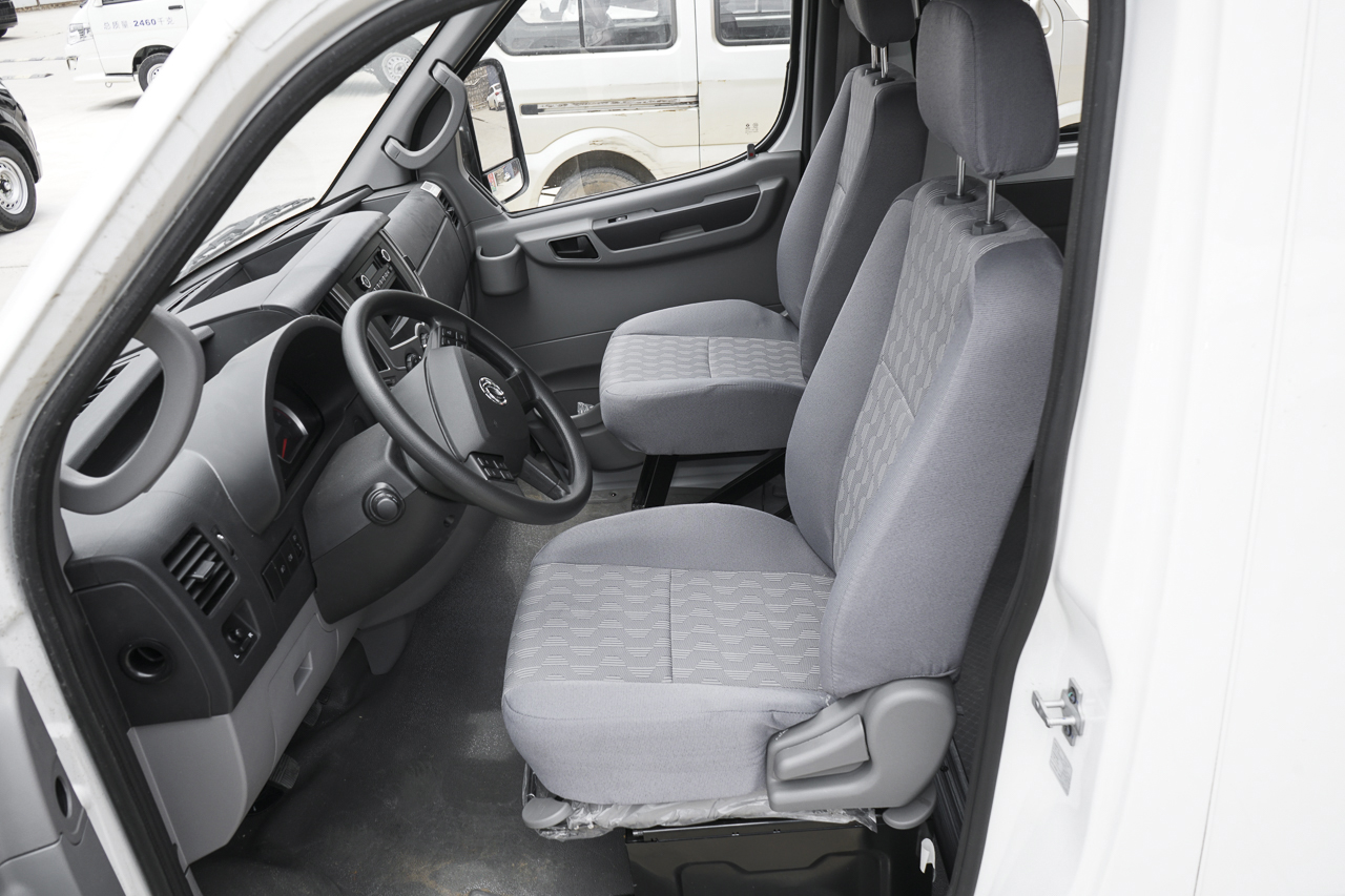 2018款御风2.5T手动物流车A100长轴高顶5-9座国V