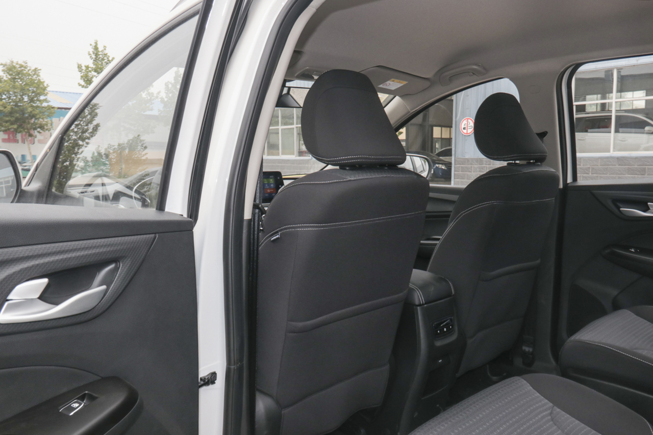 2019款宝骏730 1.5L手动时尚型7座国VI