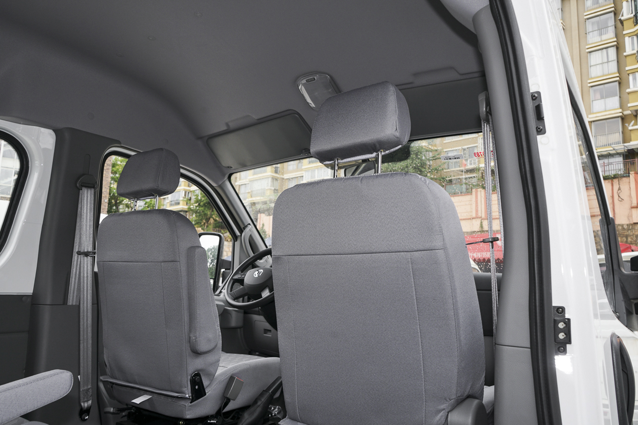 2018款御风2.5T手动物流车A100长轴高顶5-9座国V