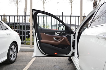 2019款奔驰E级改款2.0T自动运动时尚型300L
