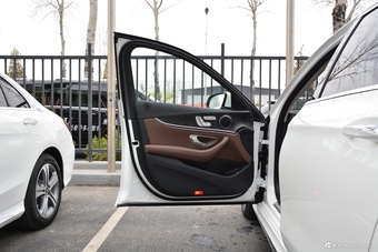 2019款奔驰E级改款2.0T自动运动时尚型300L