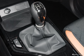 2025款宝典 2.5T手动柴油两驱长轴