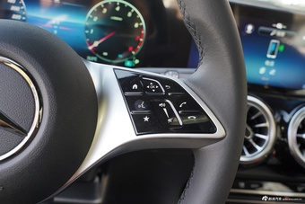 2025款奔驰GLB 220 动感型