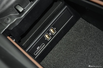 2019款奔驰E级改款2.0T自动运动豪华型300L