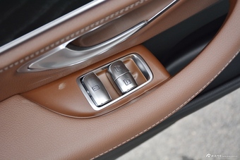 2019款奔驰E级改款2.0T自动运动时尚型300L