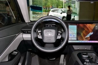 2025款一汽丰田bZ5 550 PRO智行版