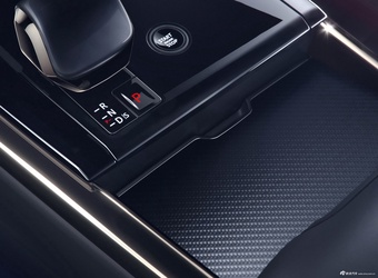 2025款揽胜运动 4.4 V8 SV Carbon 官图