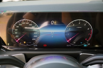 2025款奔驰GLB 220 动感型