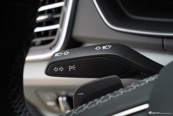 2025款奥迪Q5L 45周年典藏版 40 TFSI 时尚动感型