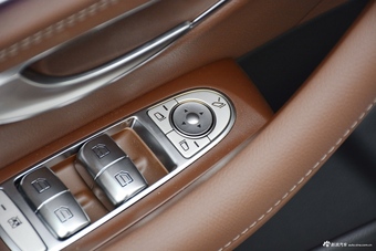 2019款奔驰E级改款2.0T自动运动时尚型300L