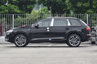 2025款奥迪Q7 45 TFSI quattro S line运动型7座