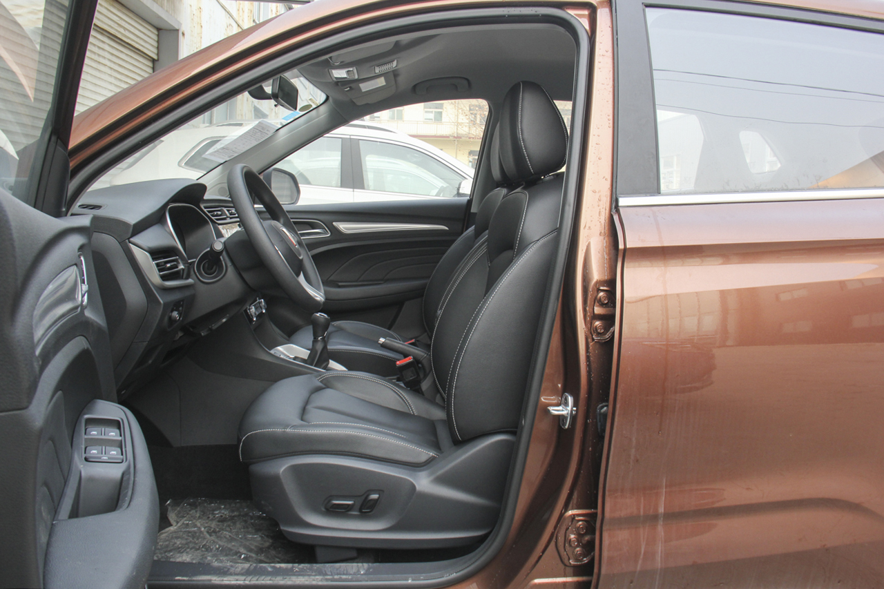 2018款荣威RX3 1.6L手动精英版