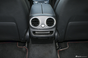 2019款奔驰C级C 260 2.0T自动运动版4MATIC 