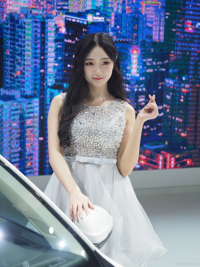 这届车模好乖哟 连空气都变得很甜