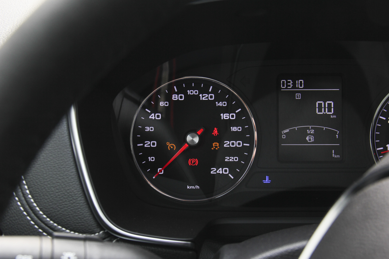 2019款荣威RX5 1.5T 20T手动两驱4G互联铂金版