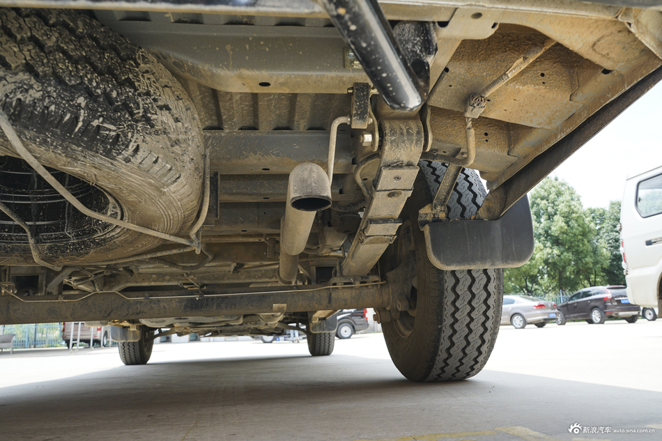 2018款御风2.5T手动物流车A100长轴高顶5-9座国V