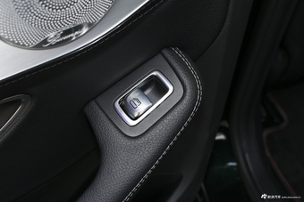 2019款奔驰C级C 260 2.0T自动运动版4MATIC 