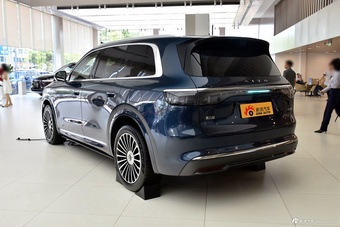 2025款问界M8 增程 Ultra版 53.4kWh 6座版