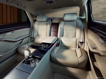 2022款奥迪A8L Horch创始人版 传奇型