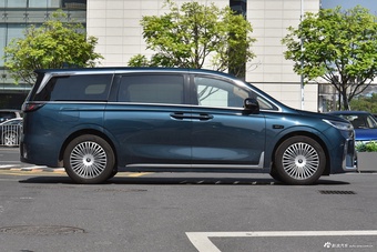 2025款岚图梦想家 PHEV 四驱尊贵乾崑版