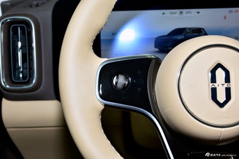 2025款问界M8 增程 Ultra版 53.4kWh 6座版