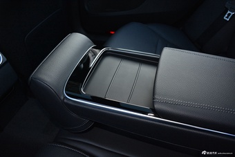 2024款奔驰C级 C 260 L 4MATIC 运动版