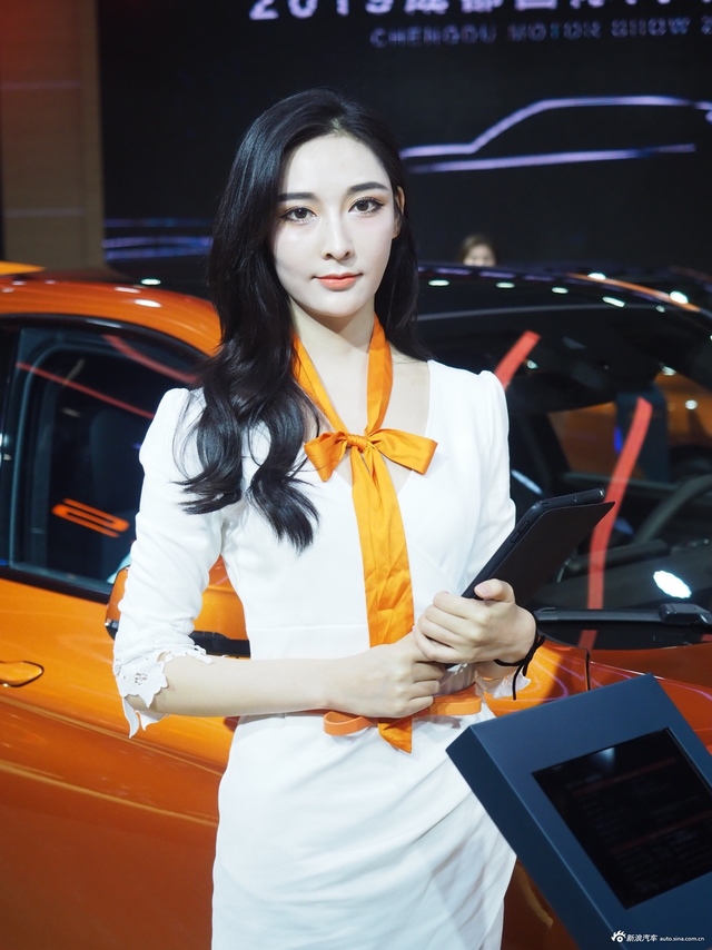 提前送上中秋福利 不仅有香车还有美女