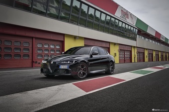 2024款Giulia朱丽叶 2.9T V6 520HP 四叶草Super Sport黑标限量版