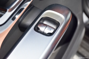 2025款奔驰GLC改款 300 L 4MATIC 动感型 7座